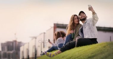 Selfies şehir parkında alan çekici genç insanlar