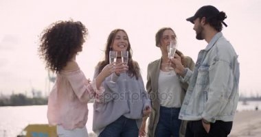 Genç yetişkinler gözlük arka planda kentsel çevre ile sorun