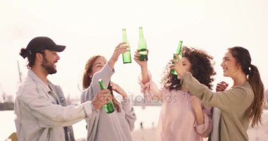 Genç çekici yetişkin şişe güneşli günde tıklatması.