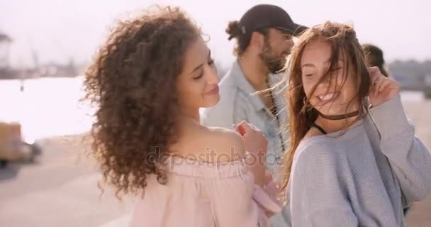 Zwei schöne junge Frauen tanzen mit Freundinnen im Hintergrund — Stockvideo
