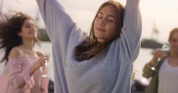 Young brown haired woman dancing and enjoying the sun with friends — Stock Video