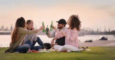 Genç güzel insanlar şişe ve güneşli havanın tadını tıklatması