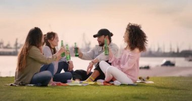 Genç güzel insanlar şişe ve zevk yaz şehirde tıklatması