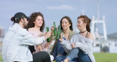 Bira şişeleri ve kendilerini dışarı zevk güzel gençler tıklatması