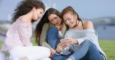 Bir kız bir şeyler Smartphone'da açıklamaya süre dışarıda güzel kız