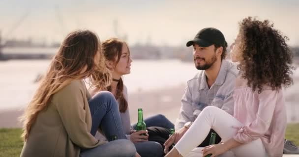 Mooie jongeren genieten van een drankje op een picknick datum in stedelijke omgeving — Stockvideo