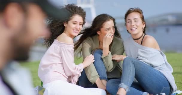 Tres hermosas mujeres disfrutando del verano y coqueteando — Vídeo de stock