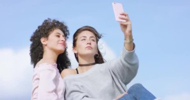 Selfie için poz dışında güzel çok ırklı kız