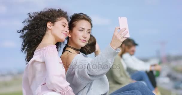 Beautiful girlfriends outside taking selfie with handy — Stock Video