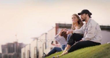 İnsanlar genç bir kız bir şey bir parmak işaret ederken bir çayır üzerinde grup