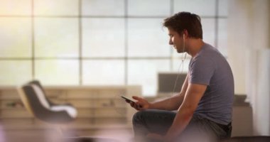 Genç adam müzik dinliyor.