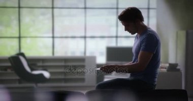 Depresif genç adam onun mektuplar aracılığıyla arıyor