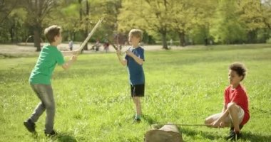 Güneşli bir günde bir parkta sopa ile kavga ediyorsunuz