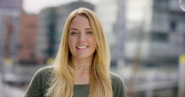 Çekici kız kameraya sabun bubles float onun etrafında ise çarpıcı bir gülümseme verir