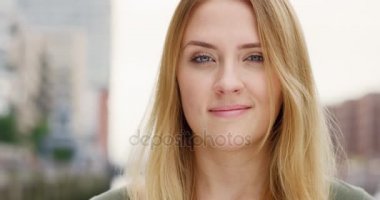 Komik surat genç çekici kadın