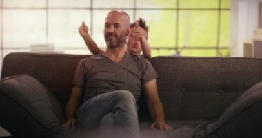 Kapanış babaları gözleri ve o kanepede kim o tahmin oğlu