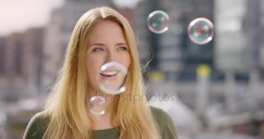 Sabun köpüğü ile oynarken dışarıda güzel genç kadın