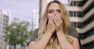 Çekici sarışın kadının modern bina önünde şaşırttı