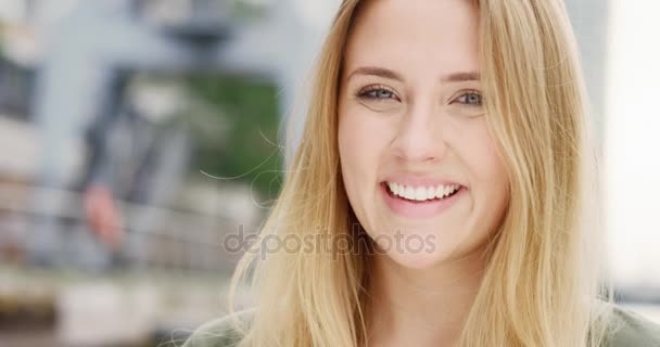 Ελκυστική νεαρή γυναίκα δίνει μια εκπληκτική χαμόγελο στην κάμερα — Αρχείο Βίντεο