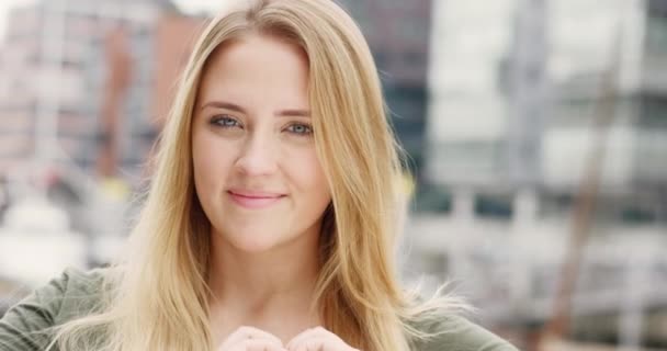 Prachtige vrouw toont hart met handen en glimlacht — Stockvideo