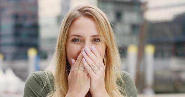 Mulher bonita lá fora gritando com alegria — Vídeo de Stock