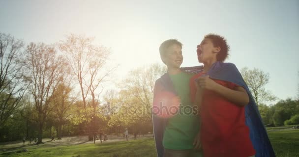 Dois meninos se divertindo lá fora — Vídeo de Stock