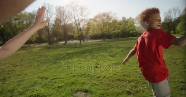 Два маленьких мальчика делают большие пузыри во время бега — стоковое видео