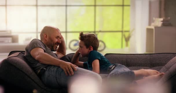 Foutre et fils plaisantent sur le canapé — Video