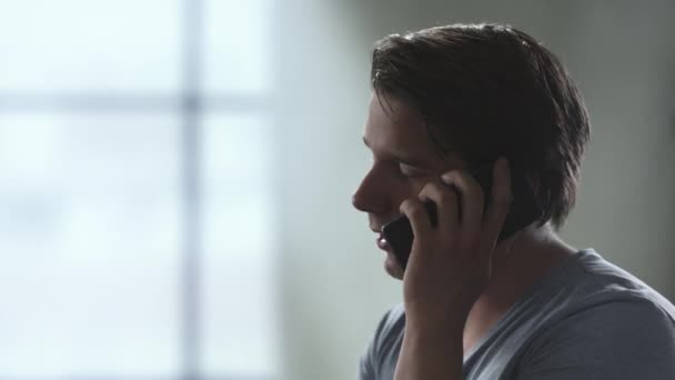 Tæt på trist deprimeret mand ringer – Stock-video