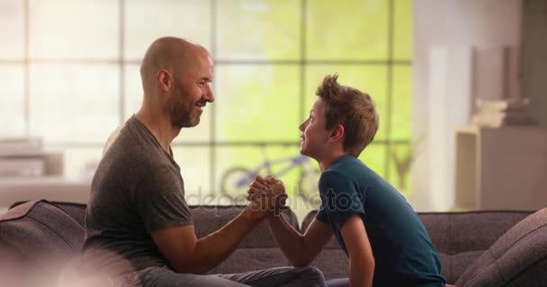 소파에에서 아버지와 아들 armwrestling — 비디오