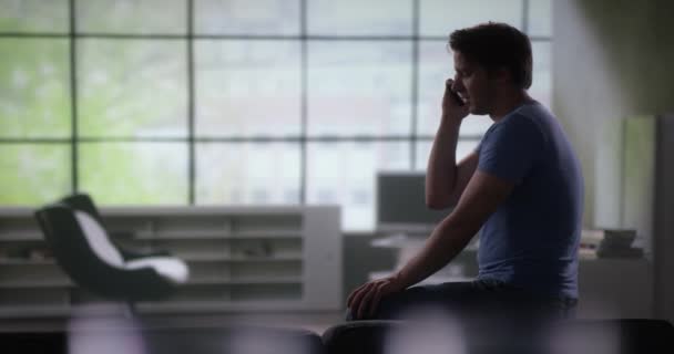 Einsamer depressiver Mann ruft seinen besten Freund an — Stockvideo