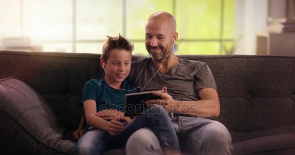 Kanepede üzerinde baba ve oğul armwrestling — Stok video