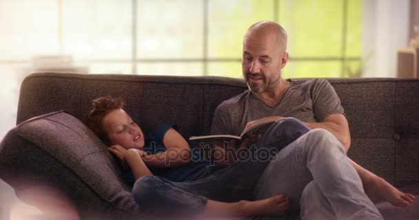 Figlio scherzare suo padre sul divano — Video Stock
