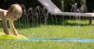 Genç sarışın çocuk kaydırağı ile çok eğlenceli bir bahçede sürme