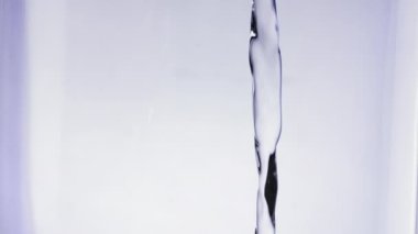 Bir cam içine temiz su sıçramasına, closeup Slowmotion 