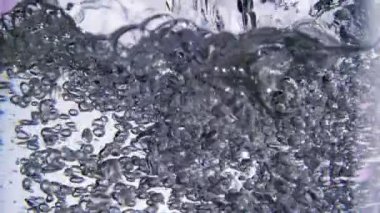 Bir bardak taze su kabarcıkları Slowmotion