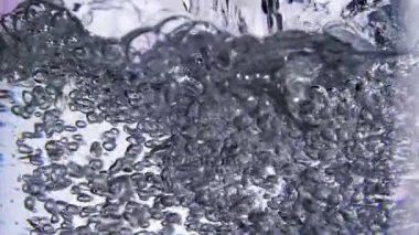 Bir bardak taze su kabarcıkları Slowmotion