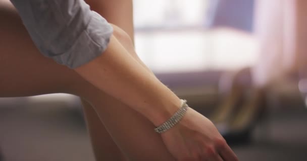 Jovem mulher atraente rasga sua meia-calça enquanto veste — Vídeo de Stock