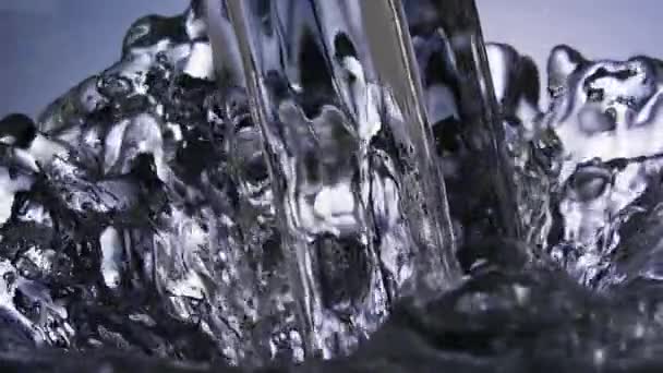 Detail van tikje shot van blauw water — Stockvideo