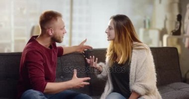 Genç çift kanepede sert tartışmalar sahip