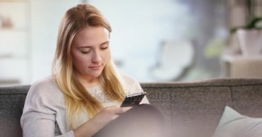 Genç kadın manifatura ona telefon mutlu