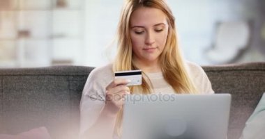 Genç kadının onu laptop ile bazı online bankacılık yapması