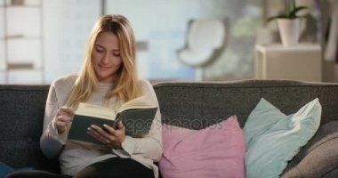 Çatı katında güzel genç bayan bir kitap okuyor