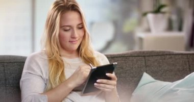 Genç kadının onun tablet ile bazı online bankacılık yapması