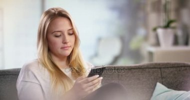 Oturma odasında evde bir kanepede oturan bir telefon görüşmesi sırasında savunarak hayal kırıklığına kadın