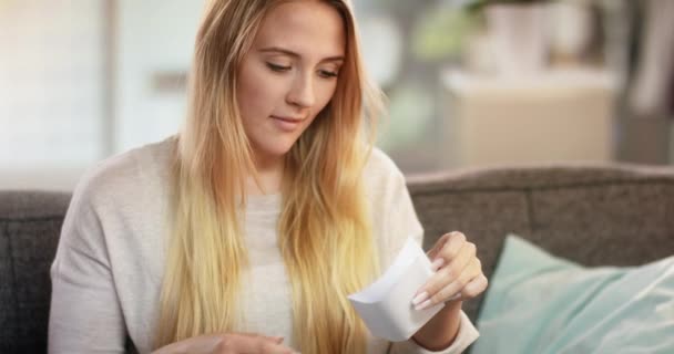 Schöne junge Frau öffnet Umschlag und liest einen Liebesbrief — Stockvideo