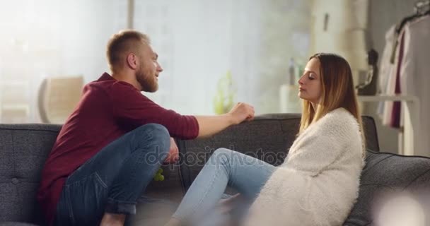 Fröhliches Paar zu Hause — Stockvideo