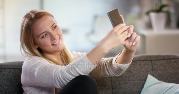 Jovem a tirar uma selfie — Vídeo de Stock