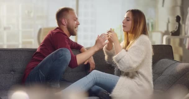 Veselý pár doma na gauči — Stock video