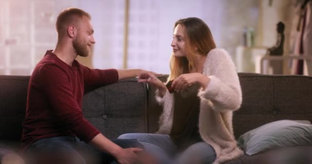 Schattig meisje is kleine doos van de gift te overhandigen aan haar vriendje — Stockvideo